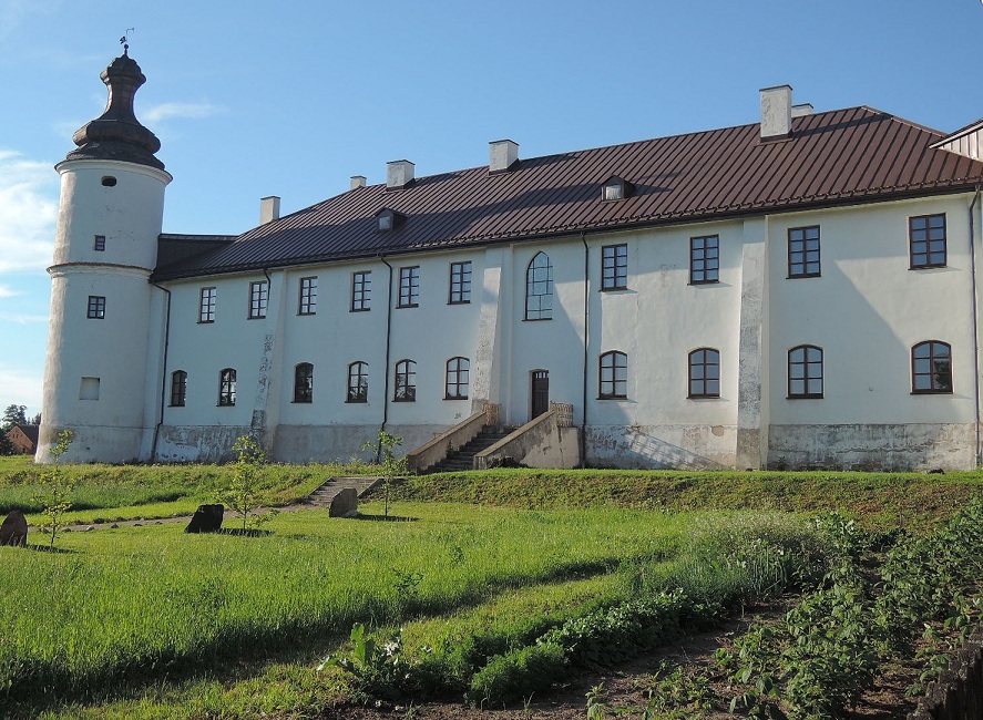 Peculiar monasterio fortificado de los Dominicos, único edificio que sobrevivió a la asolación sueca.